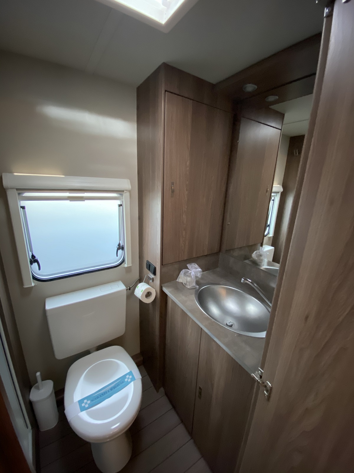 10-Bagno-Bathroom-Toilette-Tabbert-Caravan-Dei-Fiori-Camping